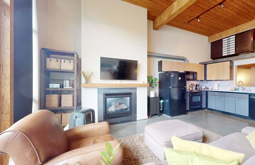 Miller Park Condo | Upscale condo with reserved parking, balcony, & sleek kitchen - walk to parks