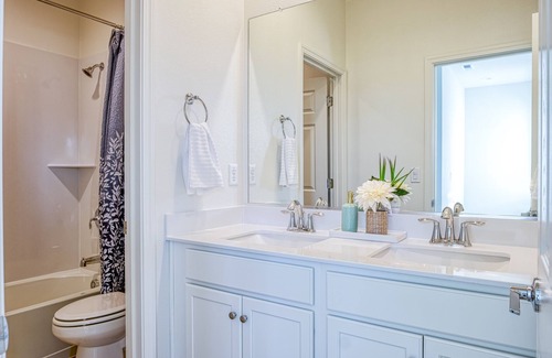 Tracy House | Upscale Corporate Housing for Business Comfort