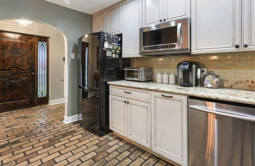 Chalmette House | Upscale Cottage - 10 Mins to French Qtr - Pool Table - OffStreet Parking Pets ok