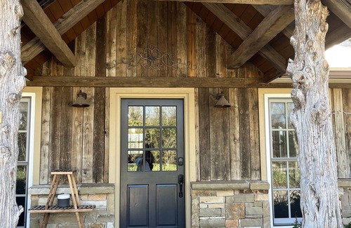 Flower Mound House | Upscale cottage on a farm in the middle of the city. Six miles to DFW airport.