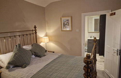 Earlsfield Bed & Breakfast | Upscale Double Room with private bathroom 300 yards from Earlsfied Station