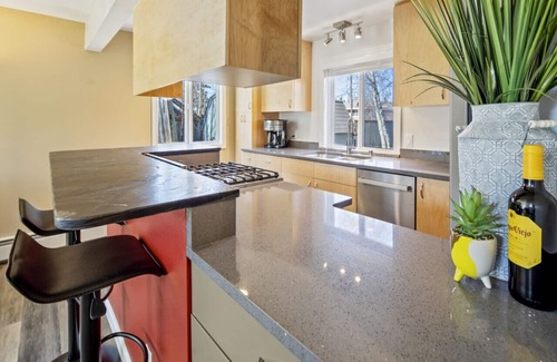 North Star House | Upscale Downtown Bungalow Sleeps 4
