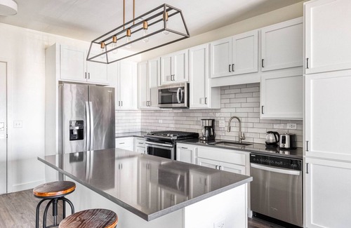 Elmhurst Apartment | Upscale Elmhurst 1BR w/Lounge, Pool & Gym nr Metra, by Blueground