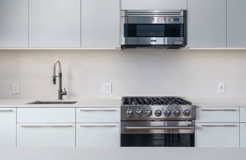 Berkeley Hotel | Upscale Flat with Rooftop Patio & Mountain Views!