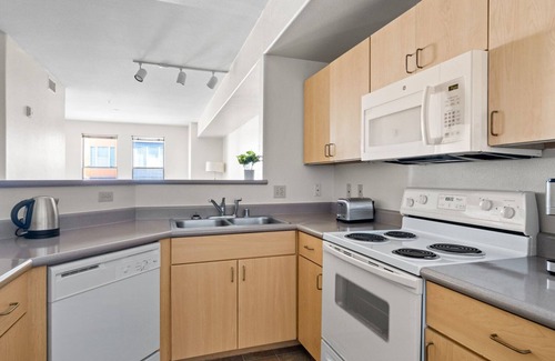 Central District Apartment | Upscale Fremont 1BR w/ Pool, W/D & Gym, near TJ & WF, by Blueground