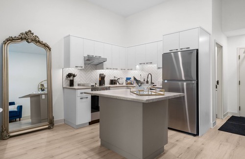 Inglewood Apartment | Upscale Historic Loft | TOP FLOOR | Downtown | Free Parking