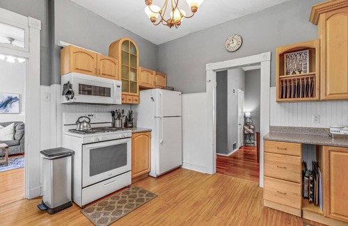 St. Charles Historic District House | UPSCALE HISTORIC MAIN ST*Huge Dining, Kitchen,Fenced BckYrd. PETS/Handicap acces