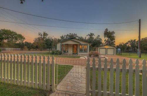 Dripping Springs House | Upscale Home with Pool and FirePit - Close to Mercer St!