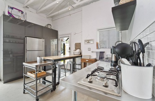 North End House | Upscale Hyde Park Urban Executive Suite w/Loft