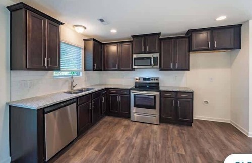 Southwest Raleigh House | Upscale King 3BR Townhouse Mins to Cary & NC State