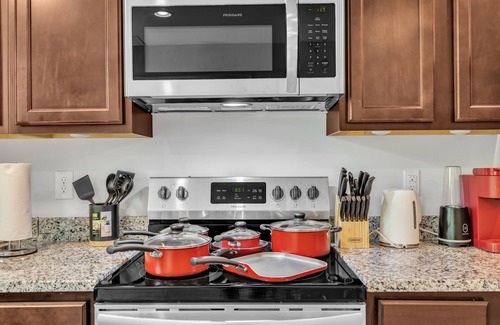 Southwest Raleigh House | Upscale King 3BR Townhouse Mins to Cary & NC State