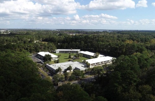 Highlands Apartment | Upscale King Bed Suite—Mins to Downtown JAX!