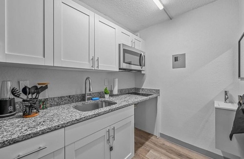 Highlands Apartment | Upscale King Bed Suite—Mins to Downtown JAX!