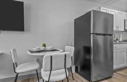 Highlands Apartment | Upscale King Bed Suite—Mins to Downtown JAX!