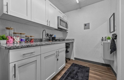 Highlands Apartment | Upscale King Bed Suite—Mins to Downtown JAX!