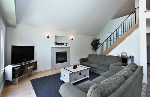 Springwater Cottage | Upscale lakefront cottage on private lake