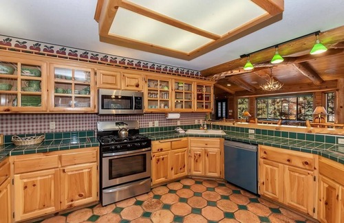 Eagle Mountain Estates Cabin | Upscale log cabin with gourmet kitchen, fireplace, minutes away from attractions