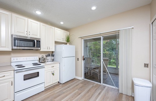 New Tampa House | Upscale Long Stay -KING Bed -POOL-Wifi -Tampa Palms -Moffitt -Gated -Pets OK-HK1