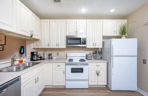 New Tampa House | Upscale Long Stay -KING Bed -POOL-Wifi -Tampa Palms -Moffitt -Gated -Pets OK-HK1