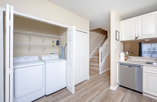 New Tampa House | Upscale Long Stay -KING Bed -POOL-Wifi -Tampa Palms -Moffitt -Gated -Pets OK-HK1