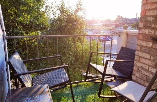 Irving Condo | Upscale luxury 2 bd 1 bth loft condo - 10 mins to Airport!