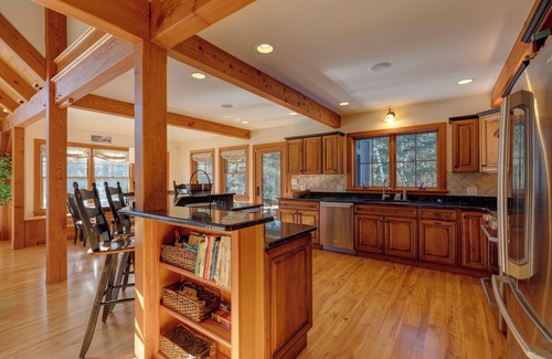 Mount Sunapee Ski Chalet | Upscale luxury 5 Bedroom Sunapee retreat 3 min from Lake and Mountain + Jacuzzi