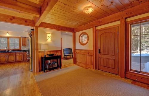 Mount Sunapee Ski Chalet | Upscale luxury 5 Bedroom Sunapee retreat 3 min from Lake and Mountain + Jacuzzi