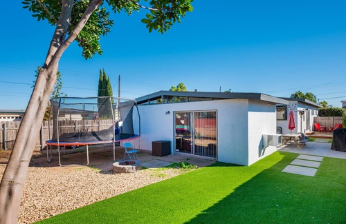 Serra Mesa House | Upscale Mid Century Modern Canyon Home