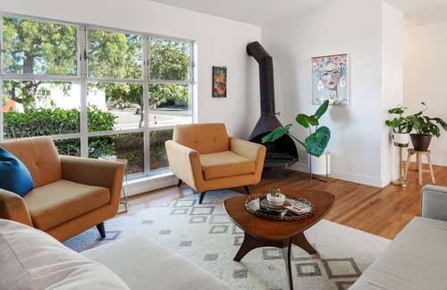 Serra Mesa House | Upscale Mid Century Modern Canyon Home