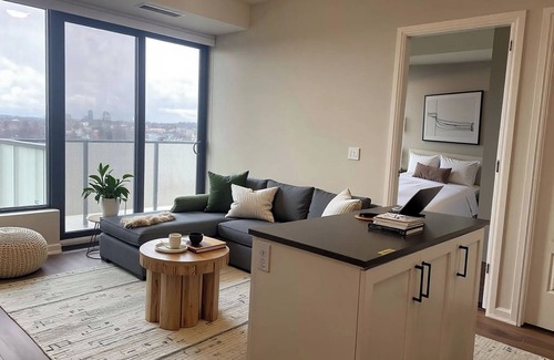 Oakville Condo | Upscale Modern 1 Bedroom on Oakville Mississauga Borders