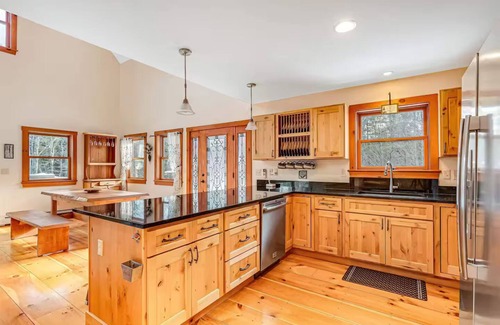 Waitsfield House | Upscale Modern Bike/Ski Haven, 5 min to Ski & Town w/views. Sleeps 10 max.