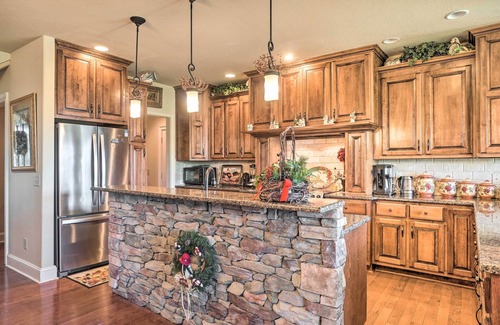 Franklin House | Upscale Mountain Escape w/View, 10 Mi to Dwtn!