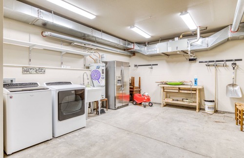 Government Camp Condo | Upscale mountain condo - pool, hot tub, sauna, furnished balcony & washer/dryer