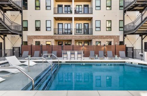 Edgehill Apartment | Upscale Music Row Corner Unit with Patio Rooftop with City View and Gym