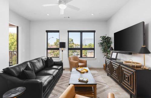 Edgehill Apartment | Upscale Music Row Corner Unit with Patio Rooftop with City View and Gym