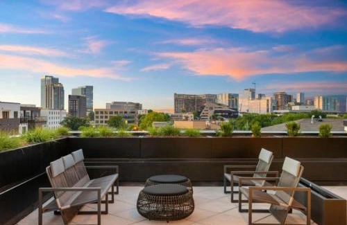 Edgehill Apartment | Upscale Music Row Corner Unit with Patio Rooftop with City View and Gym