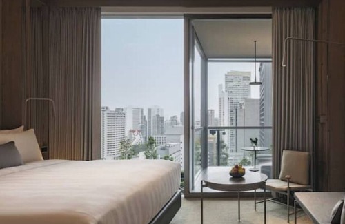 Orchard Hotel | Upscale New Clean Tech Hotel Next to Famous Orchard Rd Premier King with Balcony