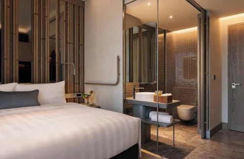 Orchard Hotel | Upscale New Clean Tech Hotel Next to Famous Orchard Rd Premier King with Balcony