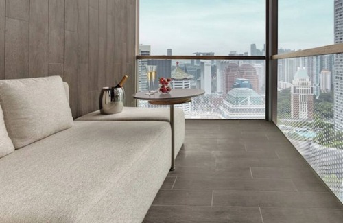 Orchard Hotel | Upscale New Clean Tech Hotel Next to Famous Orchard Rd Premier King with Balcony