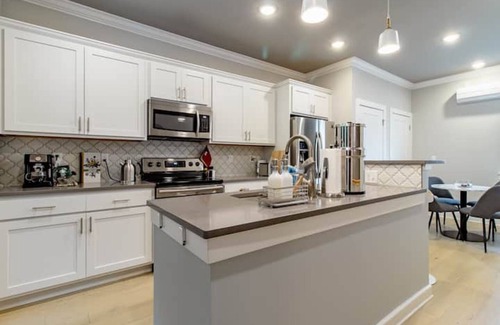 Northside House | Upscale Northshore Townhouse Steps to Restaurants and Parks