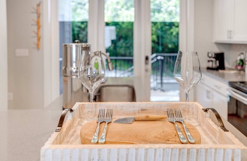 Northside House | Upscale Northshore Townhouse Steps to Restaurants and Parks