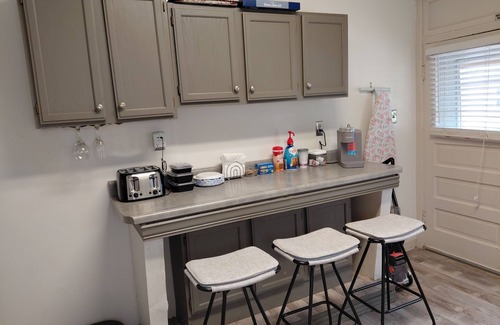 St. Louis Apartment | Upscale Ole School 3b/1bnRoomy, Comfy, Quiet, nWashU,Pageant,Forest Park Clayton