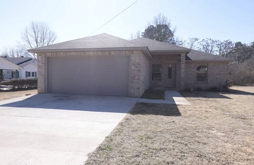 Grambling House | Upscale Peaceful Fun House w/Deck- 2 Min walk to Grambling Campus