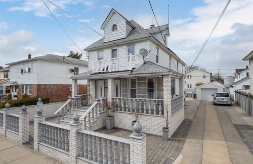 Queens House | Upscale private home in Rosedale, near JFK airport.