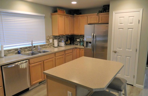 Frederickson House | Upscale Puyallup Home ☆ Near Seattle, Tacoma, Puget Sound, Cascade Mountains
