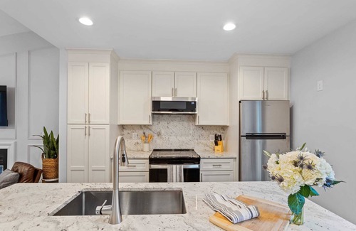Southwest Raleigh House | Upscale Raleigh Retreat | Pet-Friendly | Back Deck