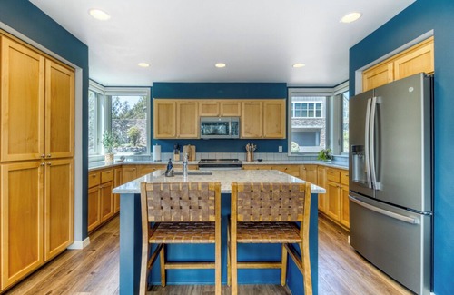 Redmond House | Upscale Redmond Getaway at Eagle Crest - Golf, Pools, Spa & Scenic Views