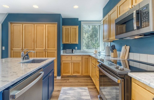 Redmond House | Upscale Redmond Getaway at Eagle Crest - Golf, Pools, Spa & Scenic Views