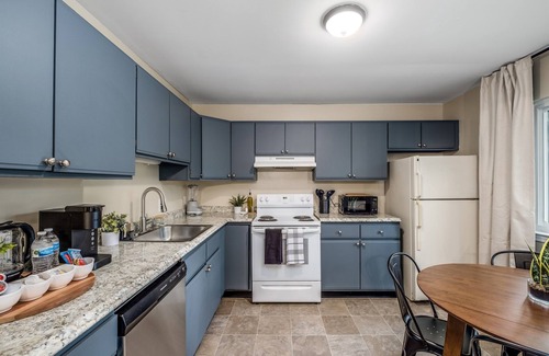 College Heights Apartment | Upscale Retreat Near EMU: Serene, Sophisticated, Full Amenities