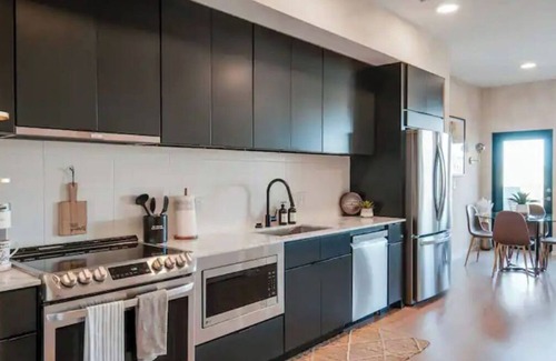 East Bank Condo | Upscale Riverfront Condo, .7 Miles to Broadway!